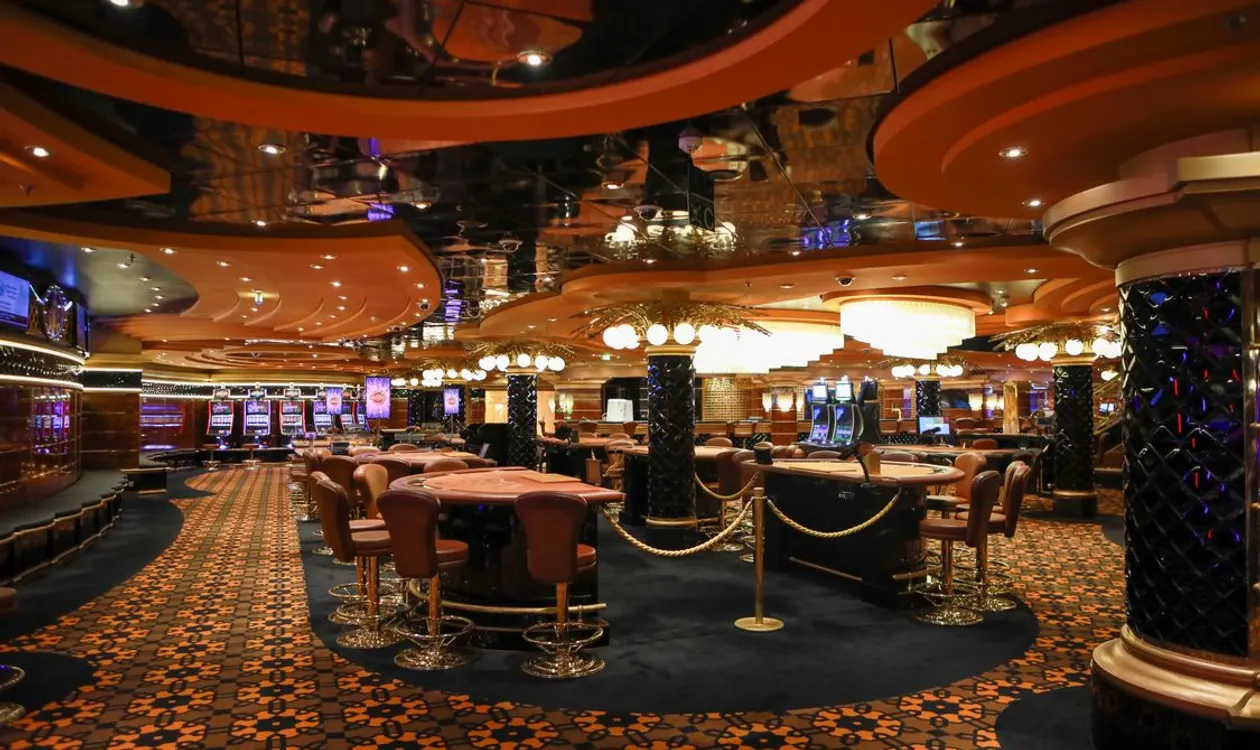 Interior kasino dengan pencahayaan elegan