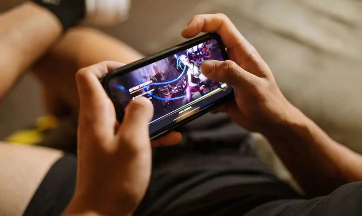 Seseorang menggunakan ponsel untuk hiburan digital